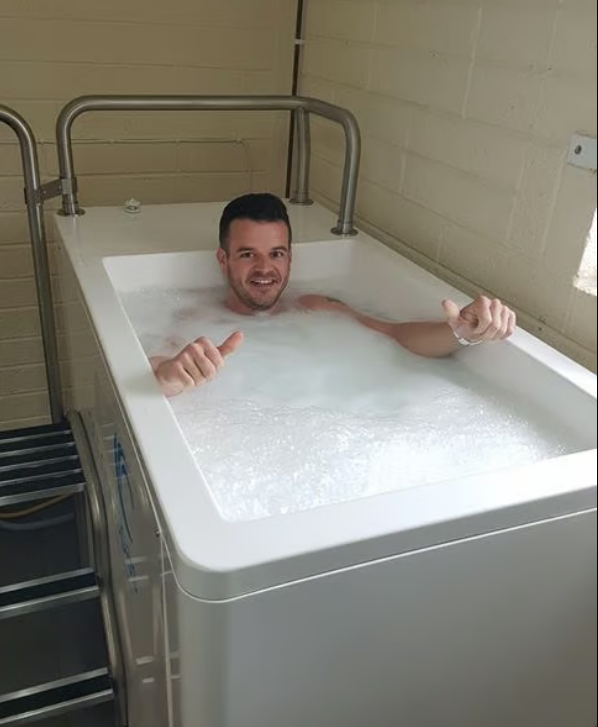 Cryo Spa Commercial with NEW CHILLER, CATCH TRAY AND STEPS Ice Therapy Plunge Pool
