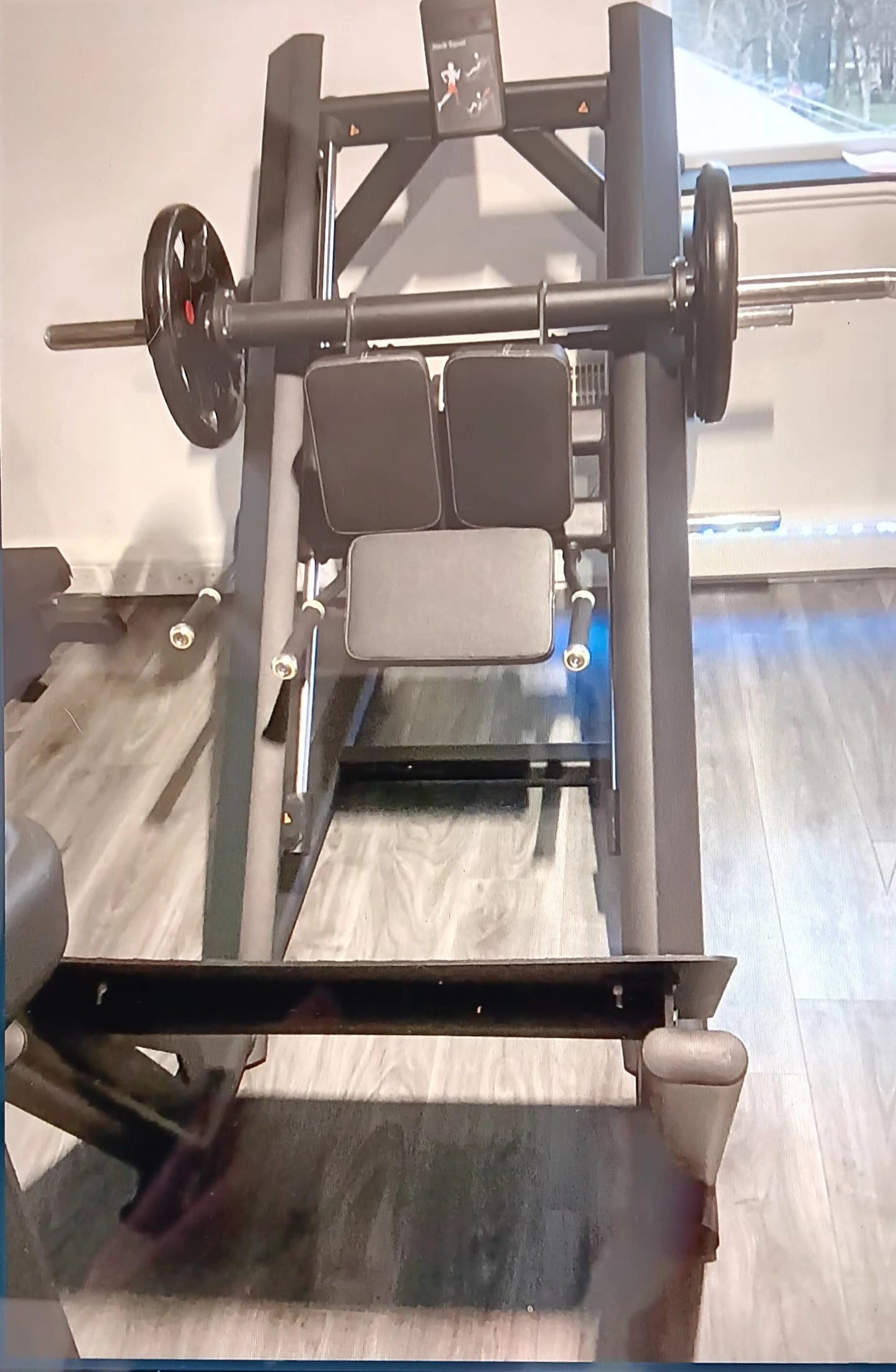 Hack Squat, plate loaded.brand new from a gym that never opened. Strong, reliable. In perfect condition. Buy now at this amazing price.
