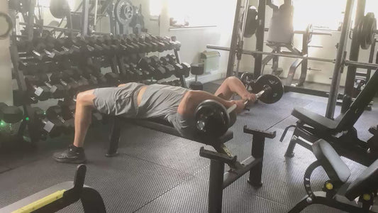 Skull crusher bench. CUTLER.